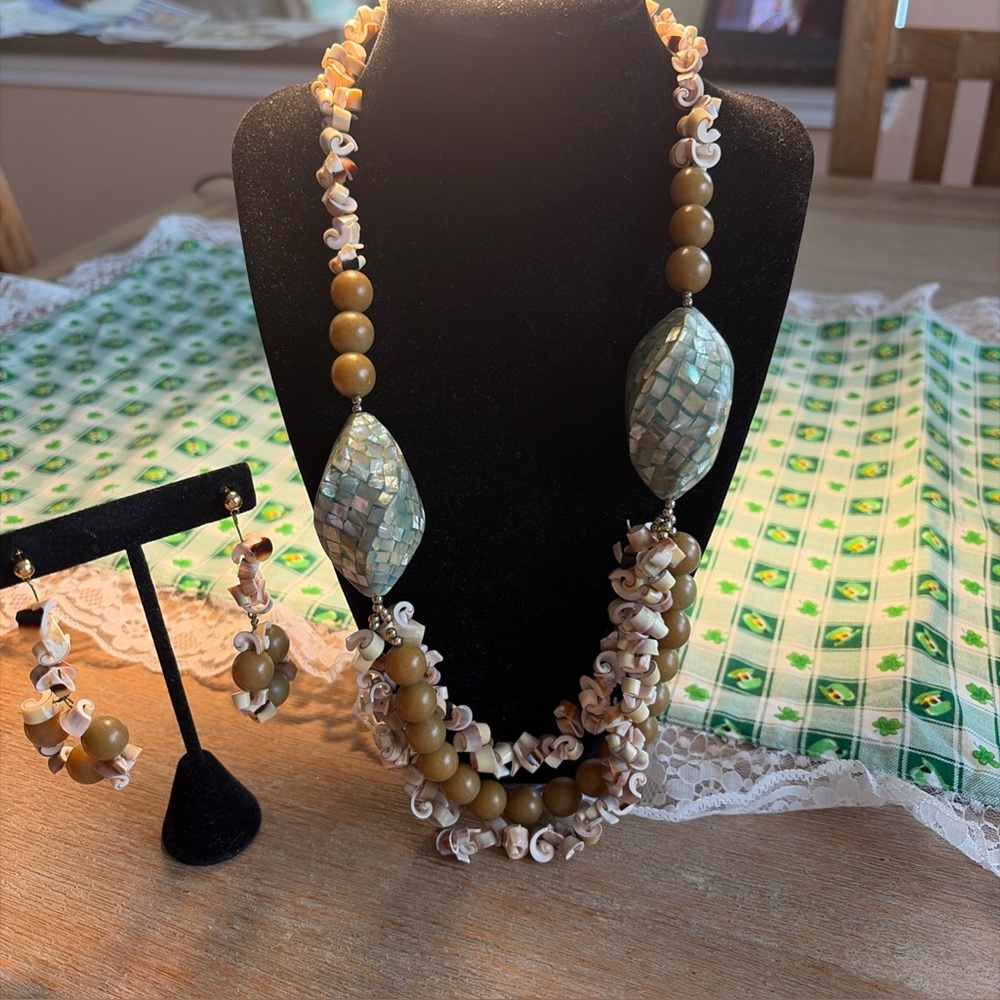 Vintage STUNNING  Shell and Bead Necklace and Earring Set